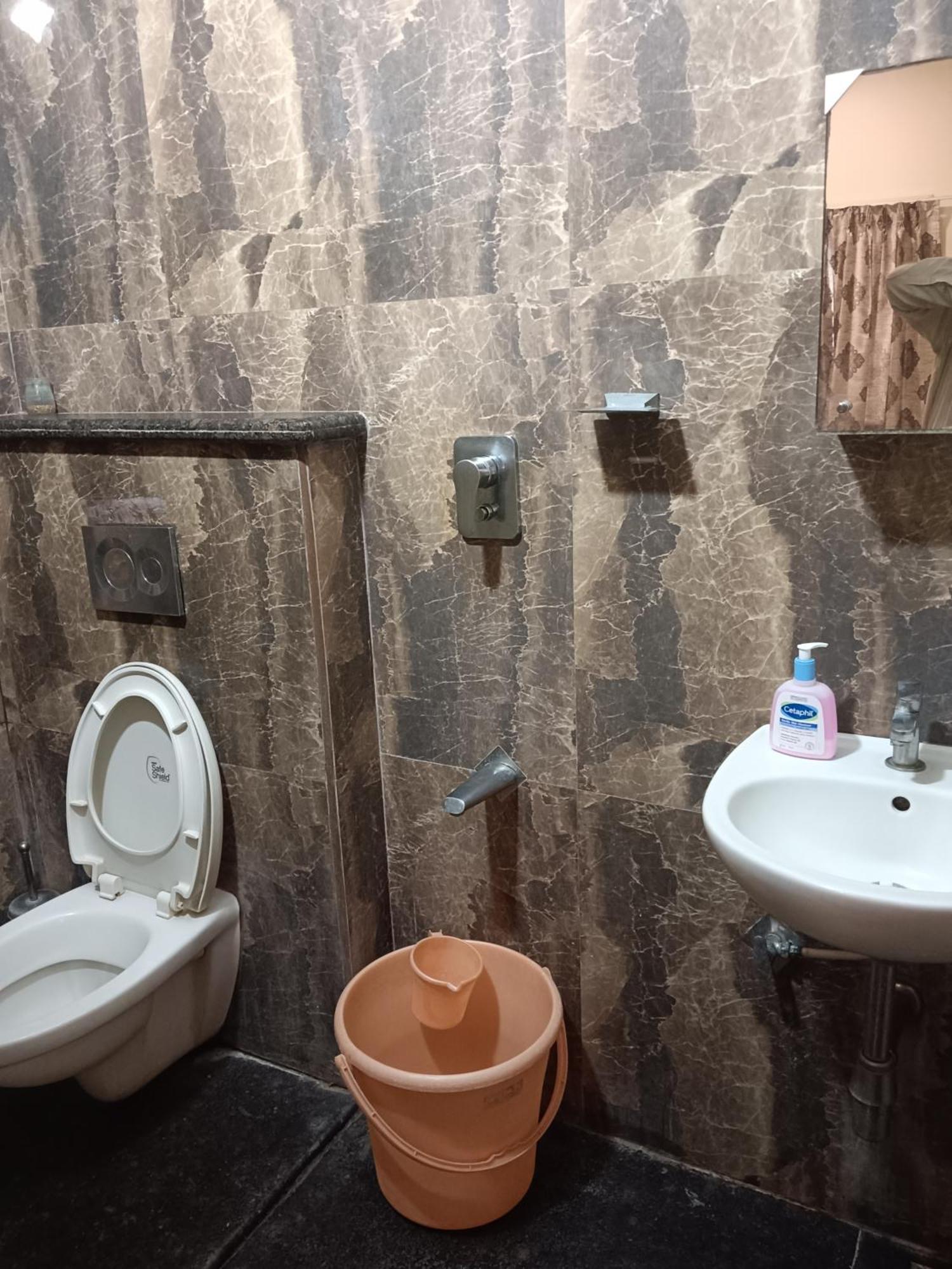 Iris Comfort Inn チェンナイ エクステリア 写真
